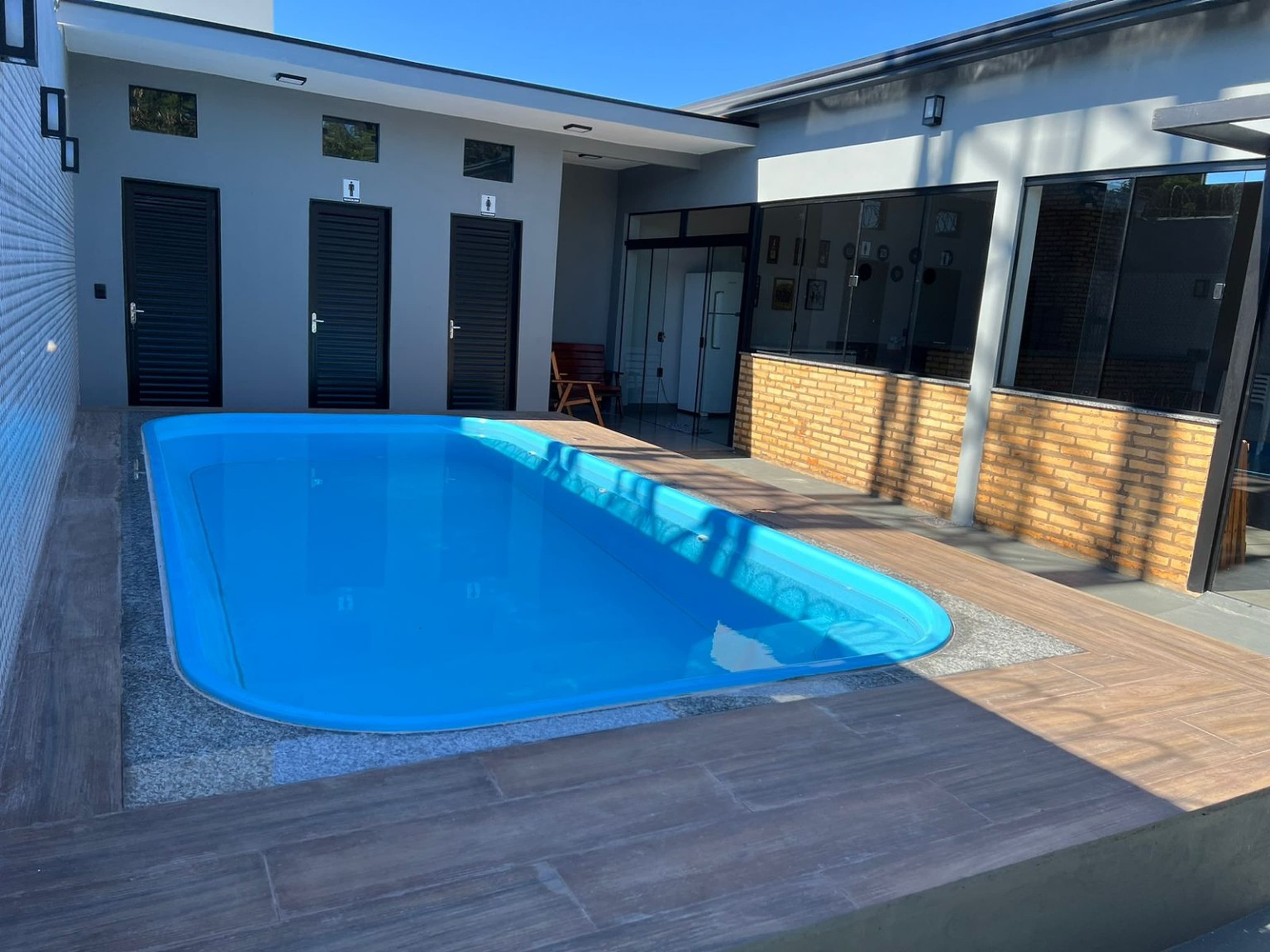 Piscina da área externa do Athenas Eventos, ao lado dos banheiros e do salão
